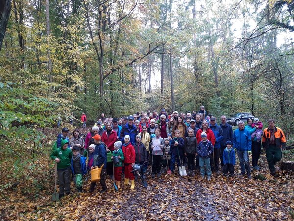 Baumpflanzaktion 2022 des Generationen- und Jubiläumswaldes in Kürnach